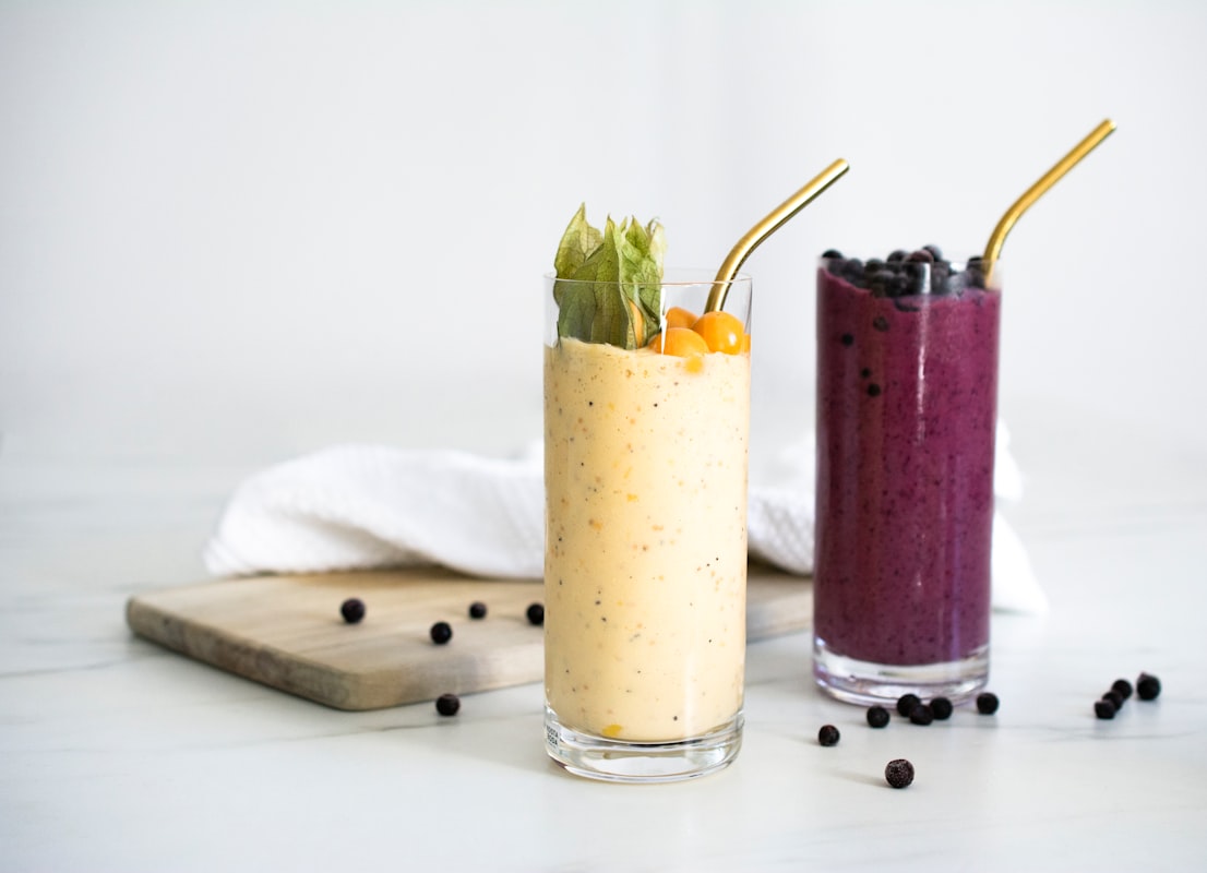Platillo colorido con quinoa, verduras asadas y hierbas frescas